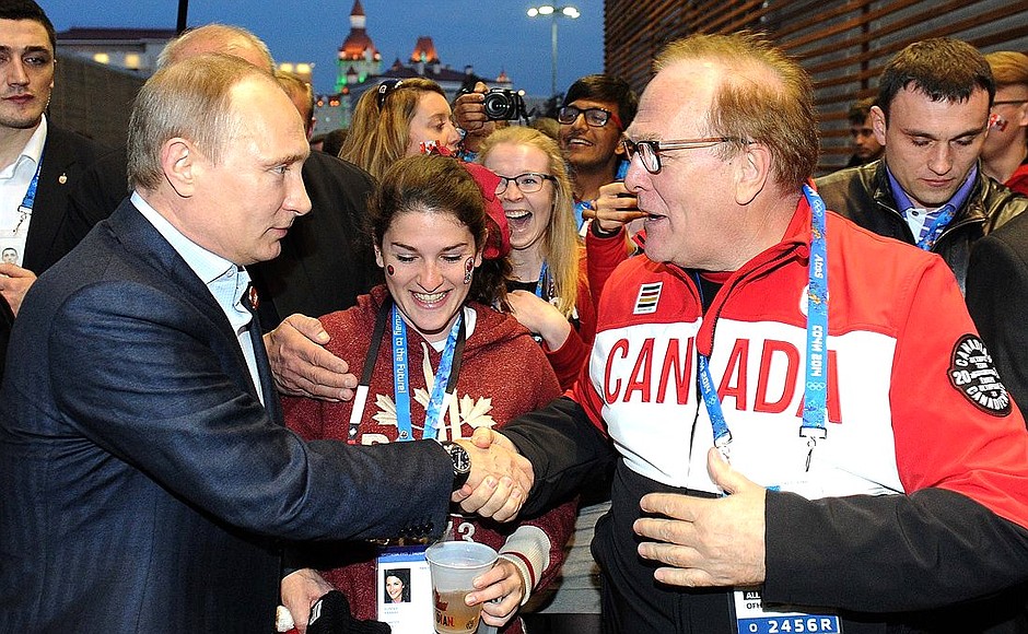 Во время посещения Канадского дома в Олимпийском парке в Сочи. С президентом Национального олимпийского комитета Канады Марселем Обю.