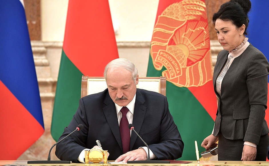 Signing documents following Union State Supreme State Council meeting.
President of Belarus Alexander Lukashenko.