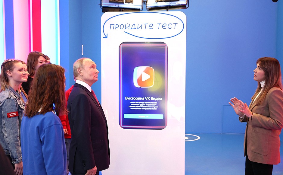 Touring the Mesto Vstrechi – VK exposition at the RUSSIA EXPO International Exhibition and Forum at VDNKh.