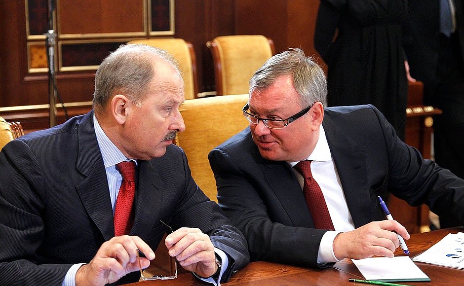 Before the meeting with CEOs of several Russian banks. Vnesheconombank (VEB) Chairman Vladimir Dmitriev and VTB Bank Chairman and CEO Andrei Kostin (right).