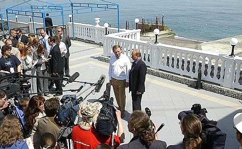 Совместный с Президентом Украины Леонидом Кучмой подход к прессе.