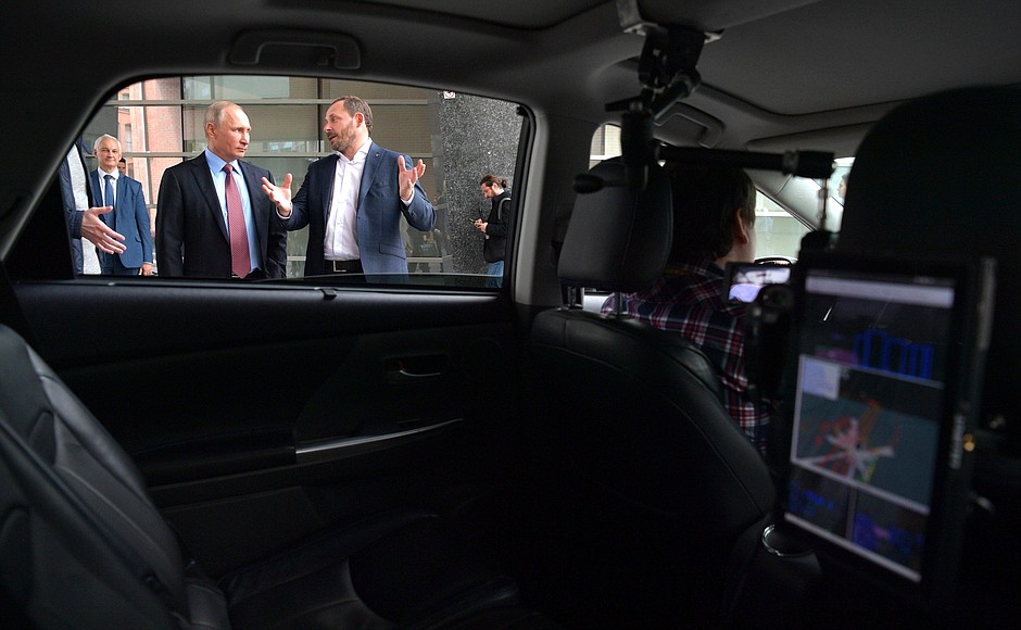 Во время посещения офиса ИТ-компании «Яндекс» Владимиру Путину показали действующий прототип беспилотного автомобиля.