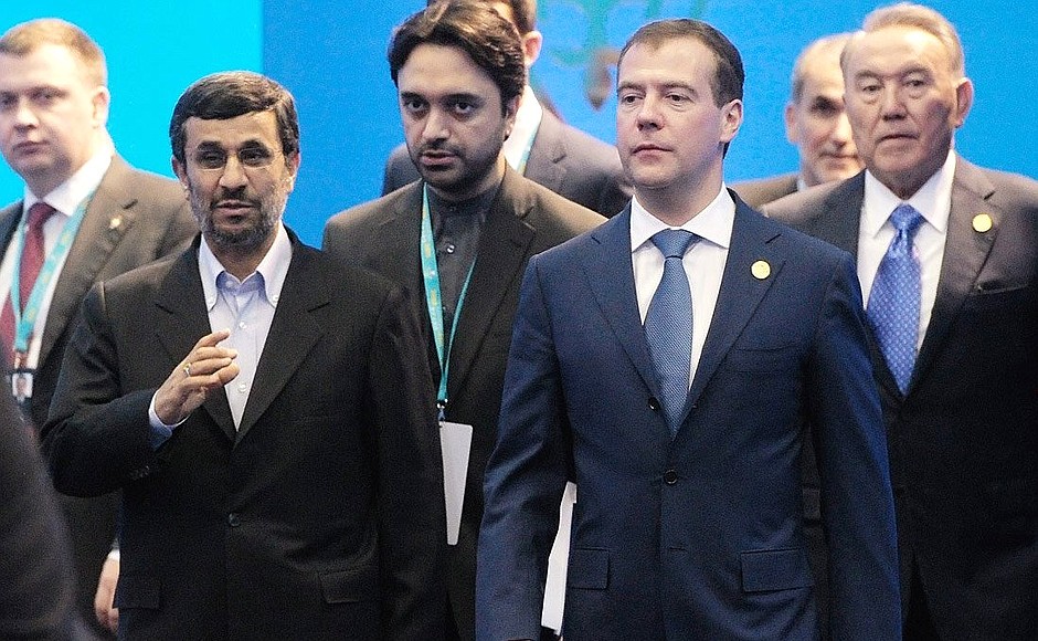 Перед трёхсторонней встречей с Президентом Казахстана Нурсултаном Назарбаевым и Президентом Ирана Махмудом Ахмадинежадом.