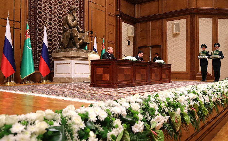 Владимир Путин и Президент Туркменистана Гурбангулы Бердымухамедов сделали заявления для прессы.