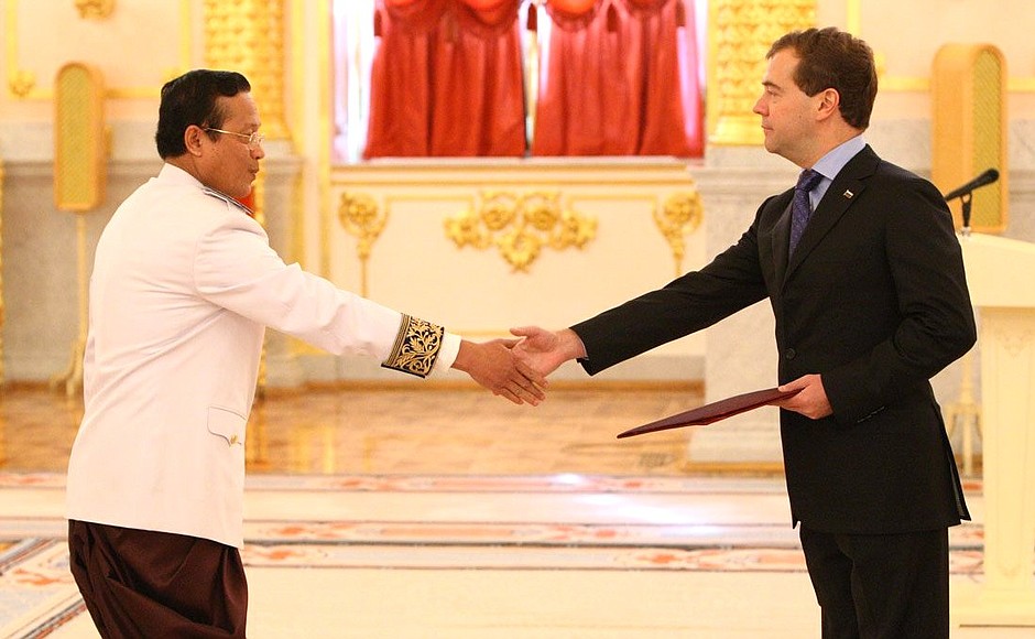 Верительную грамоту вручает посол Королевства Камбоджа Ванна Тхай.