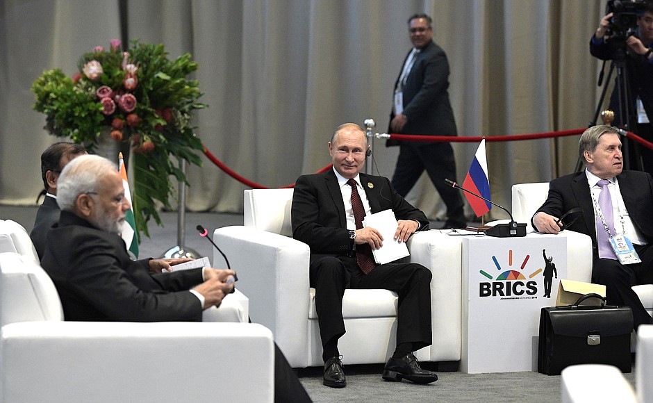 С Премьер-министром Индии Нарендрой Моди (слева) и помощником Президента России Юрием Ушаковым на встрече лидеров БРИКС по вопросам развития БРИКС и приоритетов стратегического партнёрства.