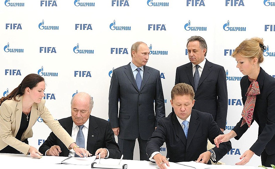 Церемония подписания соглашения о партнёрстве между ОАО «Газпром» и Международной федерацией футбольных ассоциаций (ФИФА) на 2015–2018 годы.