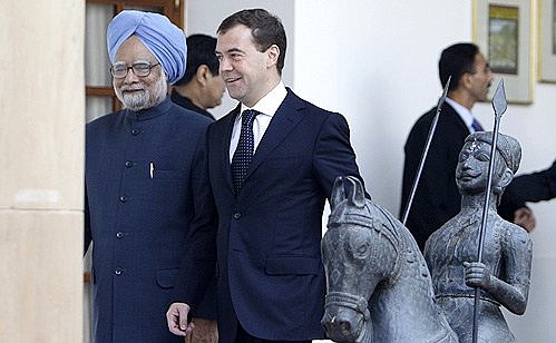 С Премьер-министром Индии Манмоханом Сингхом перед началом переговоров.