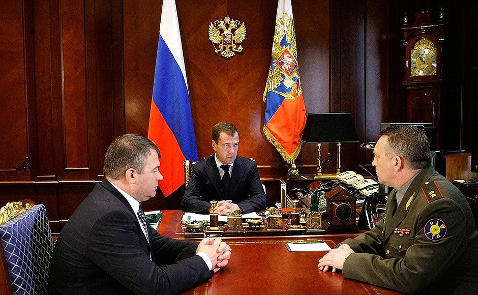 С Министром обороны Анатолием Сердюковым (слева) и командующим Ракетными войсками стратегического назначения Сергеем Каракаевым.