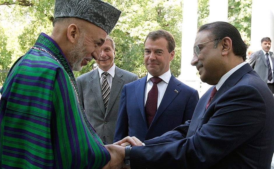С Президентом Афганистана Хамидом Карзаем (слева) и Президентом Пакистана Асифом Али Зардари.