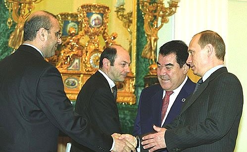 President Putin with Turkmen President Saparmurat Niyazov at a ceremony of presenting delegations. On the left: Russia\'s Energy Minister Igor Yusufov and Security Council Secretary Vladimir Rushailo.