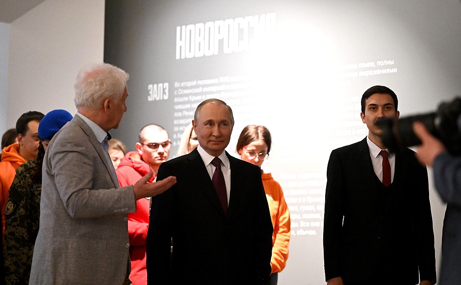 Before meeting with historians and representatives of Russia’s traditional religions Vladimir Putin visited the exhibition, Ukraine: Seminal Tipping Points. Alexander Myasnikov (left), editor-in-chief of the Russia – My History project, provided comments.