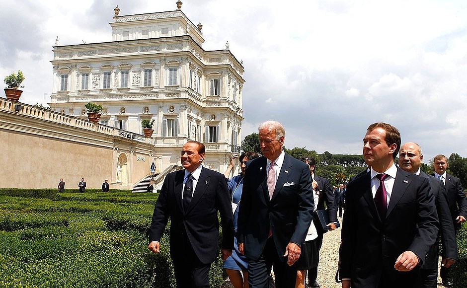 Вице-президент США Джозеф Байден, Председатель Совета министров Италии Сильвио Берлускони и Президент России Дмитрий Медведев перед началом трёхсторонней встречи.