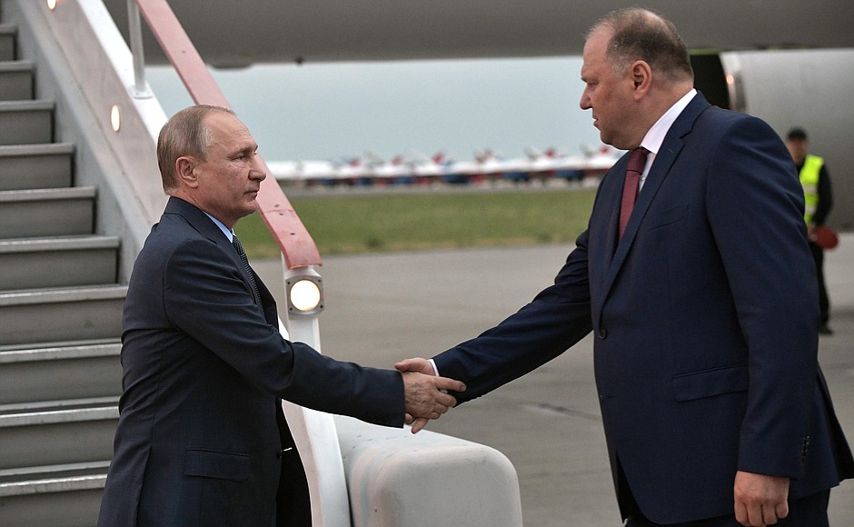 Arriving in Magnitogorsk. With Presidential Plenipotentiary Envoy to the Urals Federal District Nikolai Tsukanov.