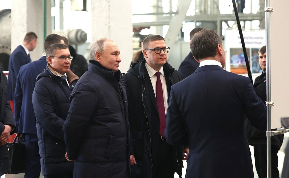 With Presidential Plenipotentiary Representative in the Ural Federal District Vladimir Yakushev (left) and Governor of the Chelyabinsk Region Alexei Teksler on a tour of the production site of the Konar Industrial Group. Company Director General Valery Bondarenko explains the manufacturing processes.