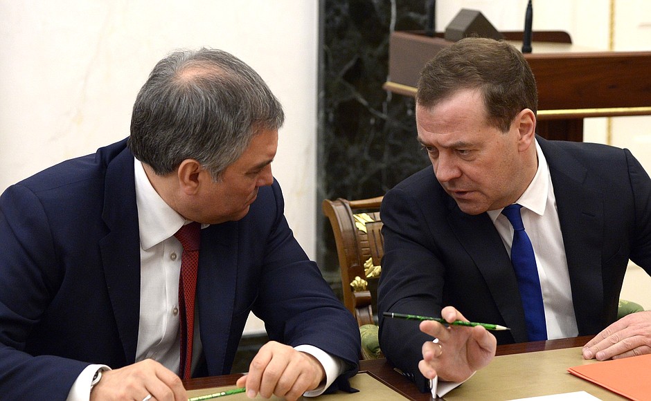 Председатель Государственной Думы Вячеслав Володин (слева) и Председатель Правительства Дмитрий Медведев перед началом совещания с постоянными членами Совета Безопасности.