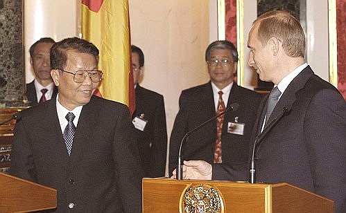 President Putin at a joint press conference with Vietnamese President Tran Duc Luong.