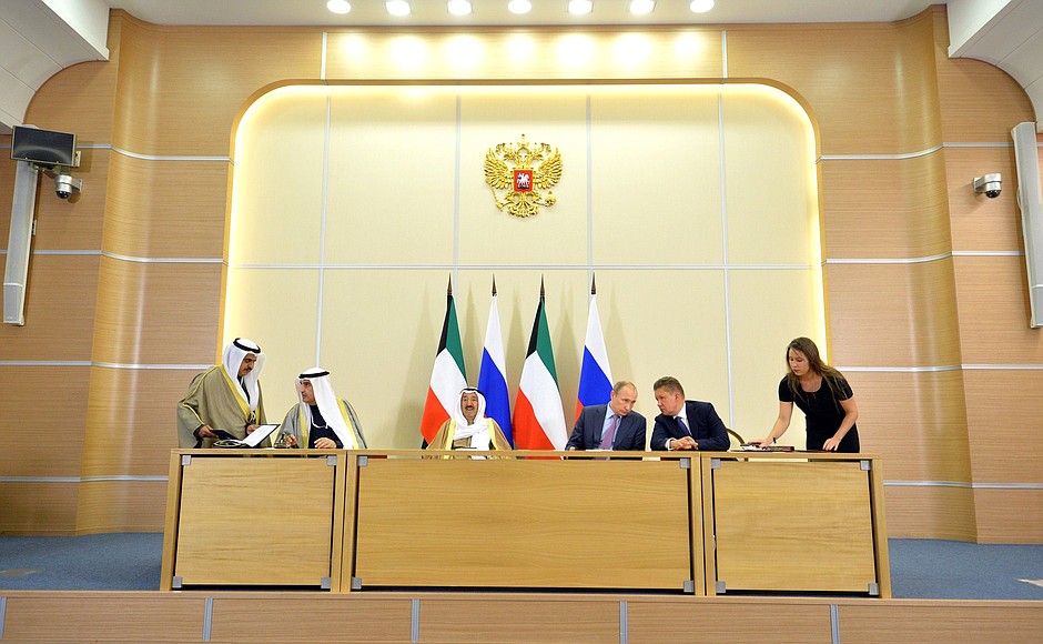Signing of Russian-Kuwaiti documents.