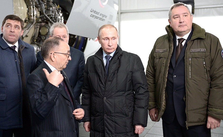 Before the State Council Presidium meeting, Vladimir Putin saw a demonstration of the new generation PD-14 aviation engine. Managing Director and Chief Designer of OAO Aviadvigatel Alexander Inozemtsev is giving explanations.