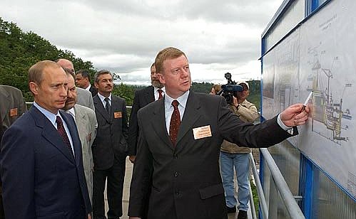 Anatoly Chubais, Board Chairman of Unified Energy Systems, telling President Putin about the Bureyskaya hydropower plant.