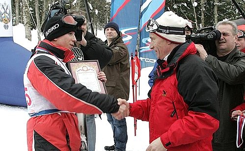 Награждение победителей соревнований по горнолыжному спорту.