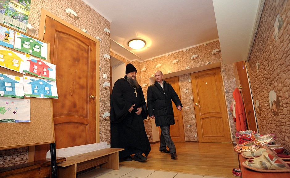 Владимир Путин осмотрел помещения церковно-приходского дома. С настоятелем церкви протоиереем Геннадием.