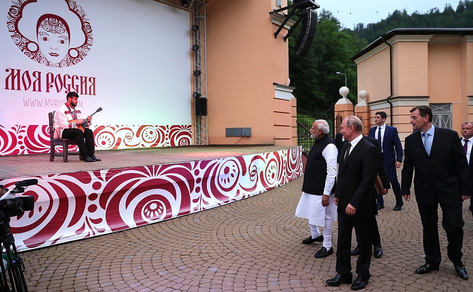С Премьер-министром Индии Нарендрой Моди в ходе посещения культурно-этнографического центра «Моя Россия».