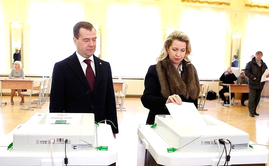Дмитрий и Светлана Медведевы проголосовали на выборах Президента России.