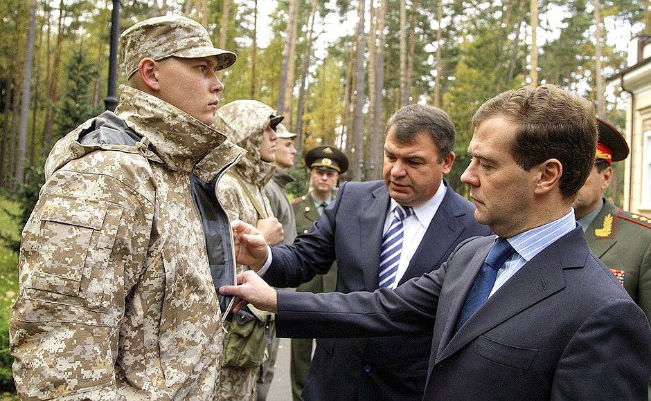 Дмитрий Медведев ознакомился с образцами новой формы военнослужащих Коллективных сил оперативного реагирования Организации Договора о коллективной безопасности (КСОР ОДКБ).