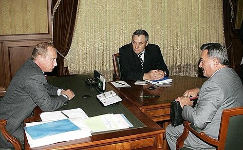Рабочая встреча с полномочными представителями Президента в Сибирском и Дальневосточном федеральных округах Анатолием Квашниным (в центре) и Камилем Исхаковым.
