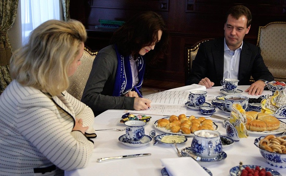 Dmitry and Svetlana Medvedev took part in the 2010 National Population Census and answered the questions of census taker Anastasia Fedorova.