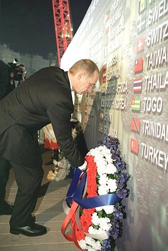 Возложение венка к стене памяти на месте трагедии 11 сентября, где в результате теракта были разрушены «башни-близнецы» Всемирного торгового центра.