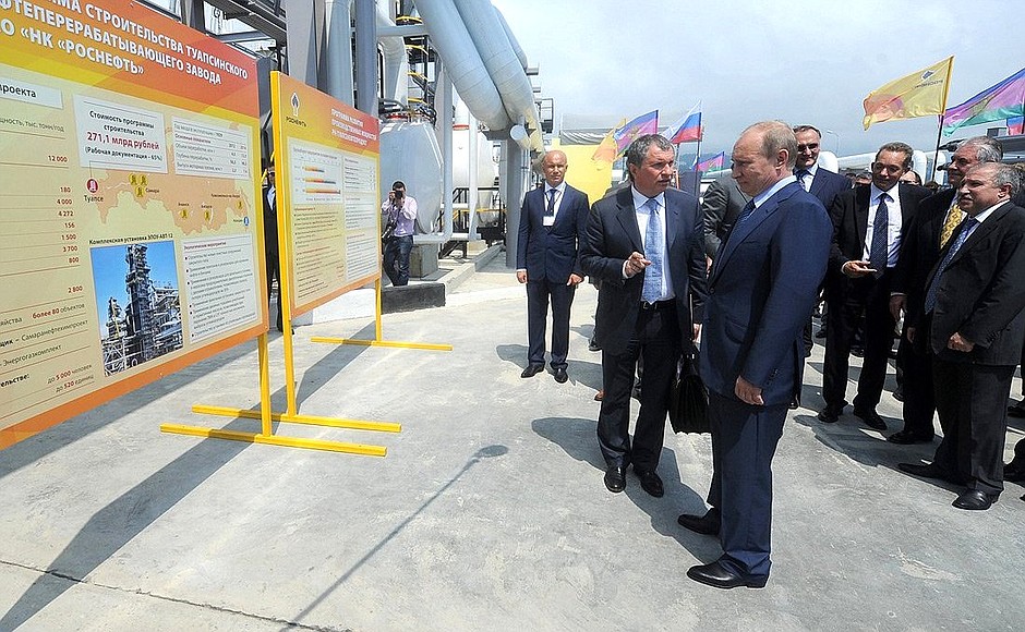 После церемонии открытия глубоководного причала на Туапсинском нефтеперерабатывающем заводе, принадлежащем «Роснефти», Владимир Путин ознакомился с информацией о деятельности компании.