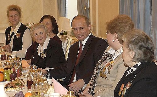 Встреча с женщинами – участницами боевых действий. Слева от Президента – Е.Демина, Г.Вартанян, А.Гудкова; справа от Президента – Н.Борисова, Н.Троян.