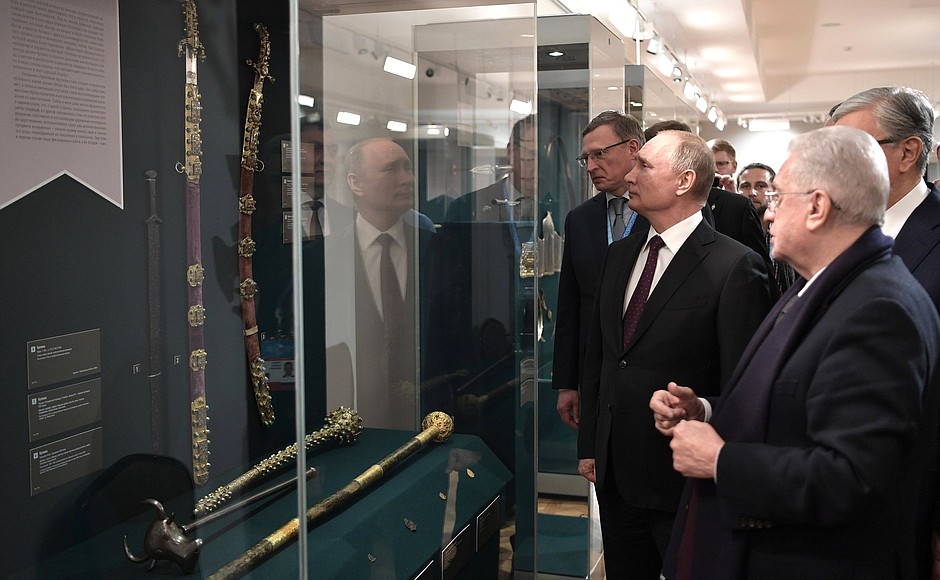 With President of Kazakhstan Kassym-Jomart Tokayev at the exhibition “Squeezing the Hilt of a Sword… Martial Culture and Armour Traditions of the Middle East” at the Hermitage-Siberia Centre. Director of the State Hermitage Museum Mikhail Piotrovsky introduces the exhibition.