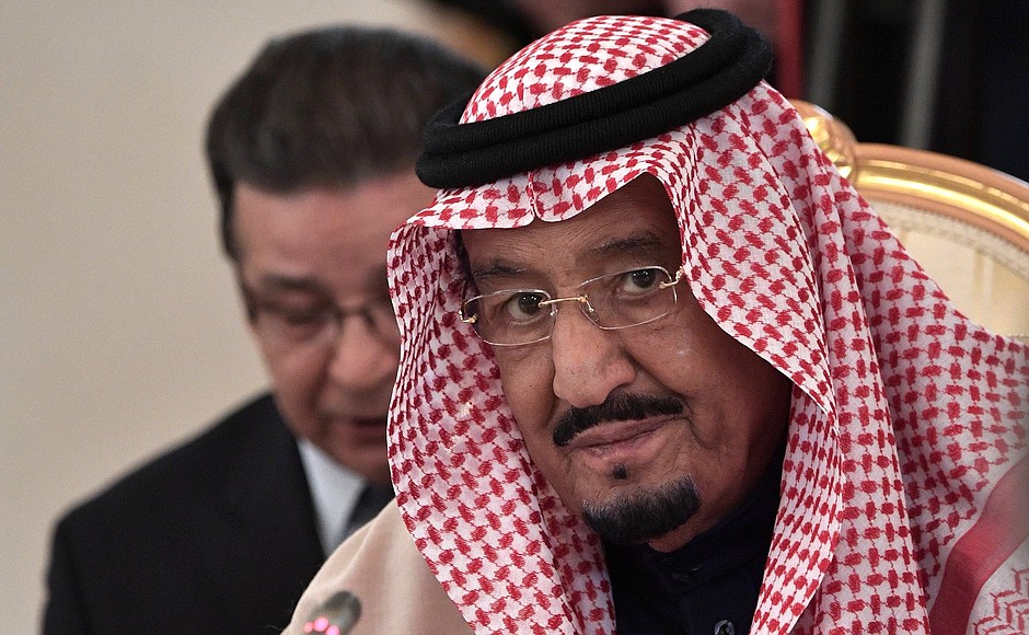 Король Саудовской Аравии Сальман Бен Абдель Азиз Аль Сауд во время российско-саудовских переговоров в расширенном составе.
