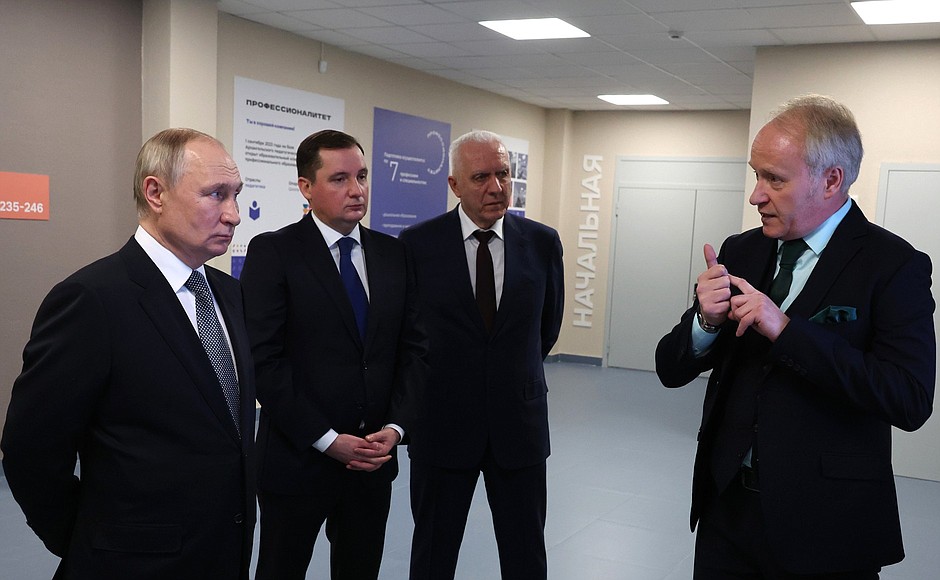 Visiting School No. 7 in Arkhangelsk. With Governor of the Arkhangelsk Region Alexander Tsybulsky, Presidential Plenipotentiary Envoy to the Northwestern Federal District Alexander Gutsan and Director of School No. 7 Ilya Ivankin (from left to right).