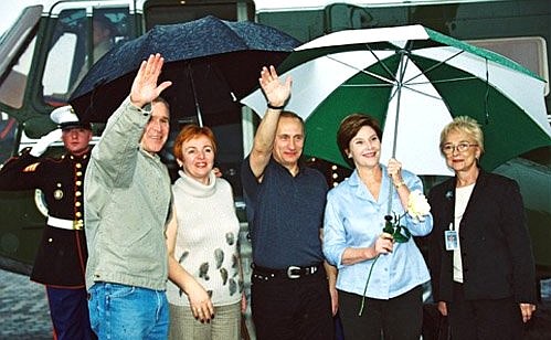 Владимир и Людмила Путины во время встречи с Президентом США Джорджем Бушем и Лорой Буш на ранчо Прэри Чэпл близ Кроуфорда.