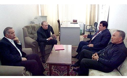 С Президентом Казахстана Нурсултаном Назарбаевым, Президентом Туркменистана Сапармуратом Ниязовым и Президентом Узбекистана Исламом Каримовым (справа налево).