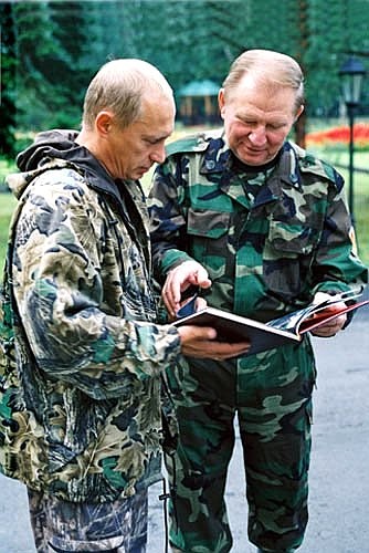 President Putin presenting a photo album of the Zavidovo National Park to Ukrainian President Leonid Kuchma.