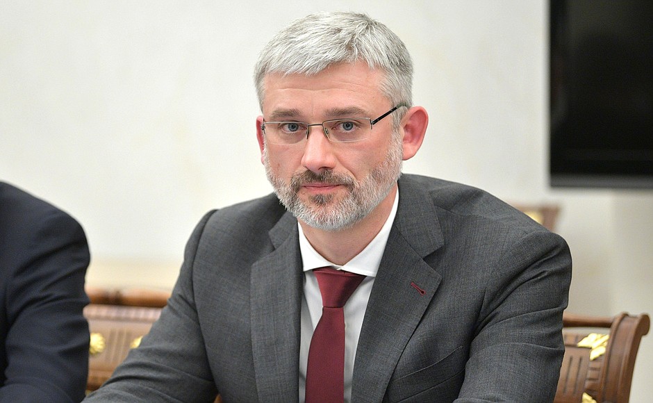 Minister of Transport Yevgeny Ditrikh at a meeting with Government members.