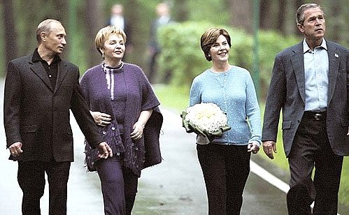 Владимир и Людмила Путины с Президентом США Джорджем Бушем и его супругой Лорой.