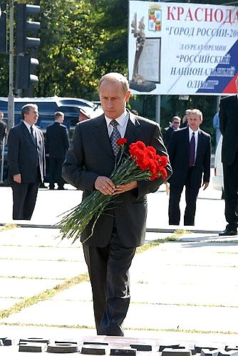 Возложение цветов к мемориалу на площади Памяти героев.
