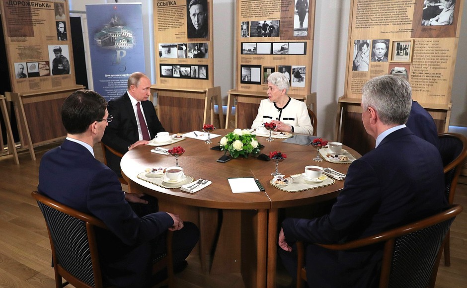 Visiting the Alexander Solzhenitsyn Museum of Russia Abroad. 
With President of the Solzhenitsyn Aid Fund Natalia Solzhenitsyna, Director of the Alexander Solzhenitsyn Museum of Russia Abroad Viktor Moskvin, Moscow Mayor Sergei Sobyanin, right, and Presidential Plenipotentiary Envoy to the Central Federal District Igor Shchegolev, left.