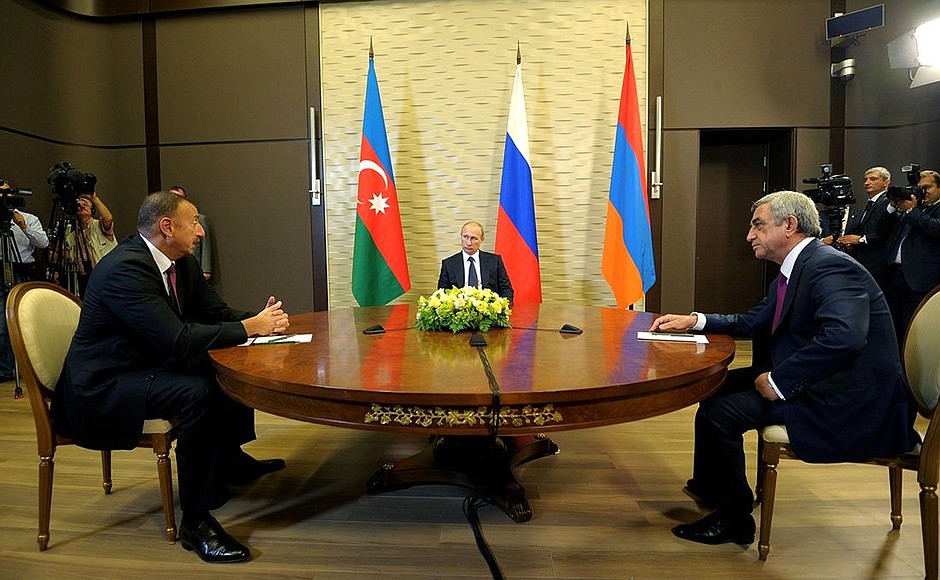 Встреча с Президентом Азербайджана Ильхамом Алиевым (слева) и Президентом Армении Сержем Саргсяном.