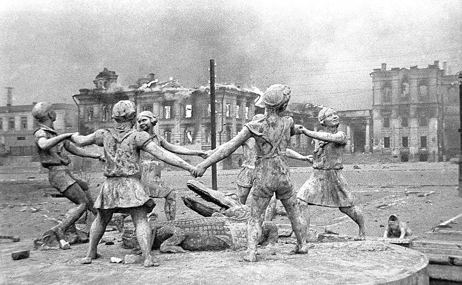 Children’s Dance fountain in Stalingrad. The photo was taken on August 23, 1942, by war reporter Emmanuil Yevzerikhin.