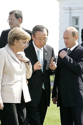 С Генеральным секретарем ООН Пан Ги Муном и Федеральным канцлером Германии Ангелой Меркель.