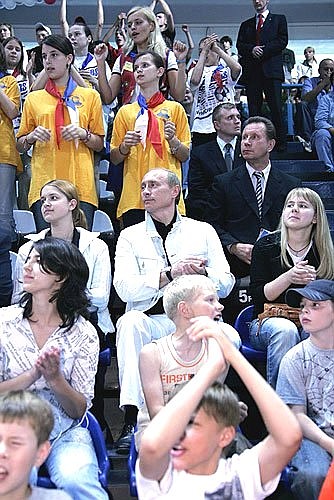 На трибуне Дворца спорта «Олимпийский» во время гандбольного матча команд юниоров Россия – Казахстан.