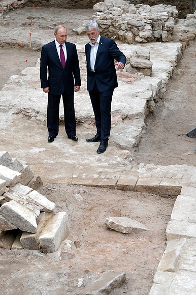 Visiting archaeological excavation sites on the Moscow Kremlin grounds. With Nikolai Makarov, Director of the Institute of Archaeology of the Russian Academy of Sciences.