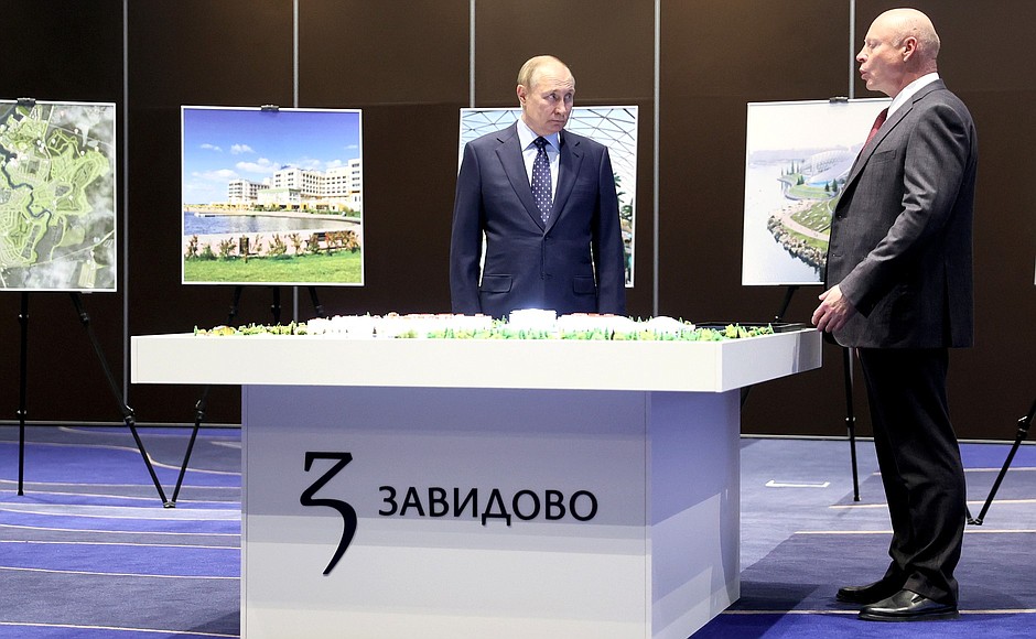 The President examines models of construction projects at the Volzhskoye More tourist and recreation cluster. With General Director of Vasta Discovery Investment Company Sergei Bachin.
